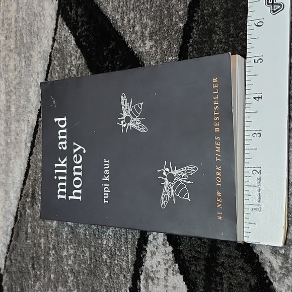 MILK AND HONEY RUPI KAUR NEW YORK TIMES BEST SELLER BOOK 2014 POETRY - Picture 11 of 11